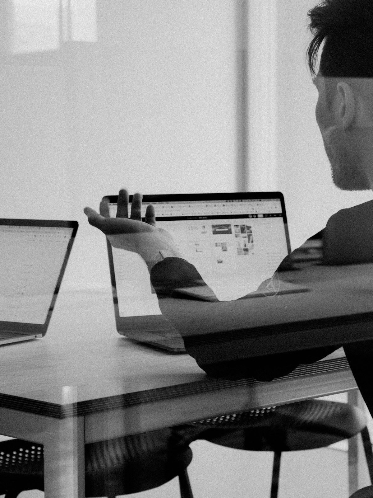 Equipe colaborando em projeto digital